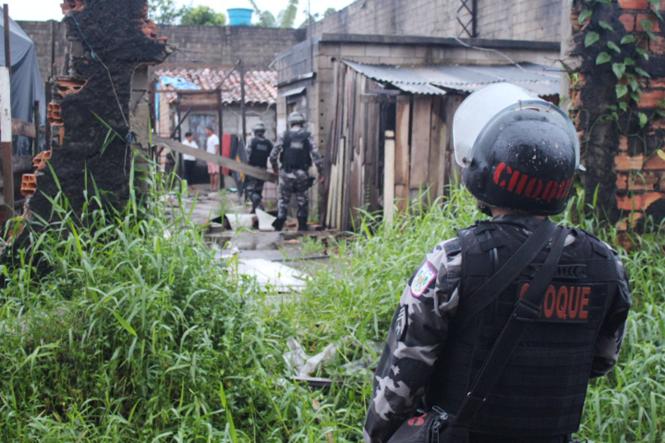A Polícia Militar do Estado integrou, na manhã desta quarta-feira (27), a Operação Zacarias, no bairro do Distrito Industrial, município de Ananindeua. Durante a ação, uma área de 5.700 metros quadrados foi reintegrada aos seus proprietários. O local foi invadido em dezembro de 2017 e, nos últimos meses, quase 200 famílias ocupavam a área.

FOTO: ASCOM / PMPA
DATA: 27.03.2019
ANANINDEUA - PA <div class='credito_fotos'>Foto: ASCOM / PMPA   |   <a href='/midias/2019/originais/a9126dc2-64a5-46a3-baf4-71d449b90444.jpg' download><i class='fa-solid fa-download'></i> Download</a></div>