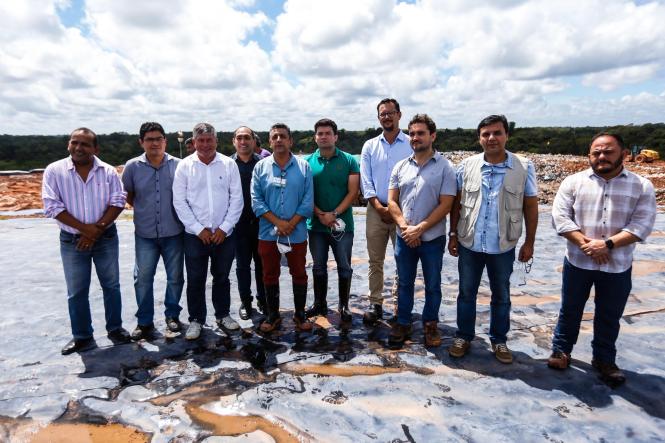O secretário de Estado de Meio Ambiente e Sustentabilidade, Mauro Ó de Almeida, esteve na manhã desta sexta-feira (12) no aterro sanitário de Marituba (Região Metropolitana de Belém), para reforçar o apoio do Governo do Estado na busca por soluções para a destinação de resíduos sólidos no local, que teve seu fechamento anunciado para o fim do mês de maio.

FOTO: MAYCON NUNES / AGÊNCIA PARÁ
DATA: 12.04.2019
MARITUBA - PA <div class='credito_fotos'>Foto: Maycon Nunes / Ag. Pará   |   <a href='/midias/2019/originais/a9191f6c-5b77-40ee-af77-4f84dba9edb3.jpg' download><i class='fa-solid fa-download'></i> Download</a></div>