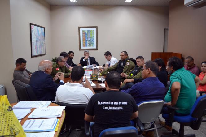 Duas reinvindicações solicitadas pela categoria dos caminhoneiros foram atendidas e apresentadas durante reunião realizada nesta segunda-feira (11), na sede do Departamento de Trânsito do Estado (Detran/PA), em Belém. Participaram representantes do Governo do Estado e membros do Sindicato dos Caminhoneiros Autônomos e da Associação dos Distribuidores de Água.

FOTO: ASCOM DETRAN
DATA: 11.02.2019
BELÉM - PARÁ <div class='credito_fotos'>Foto: ASCOM DETRAN   |   <a href='/midias/2019/originais/a93536aa-1f61-406f-9788-7b9968b85d7e.jpg' download><i class='fa-solid fa-download'></i> Download</a></div>