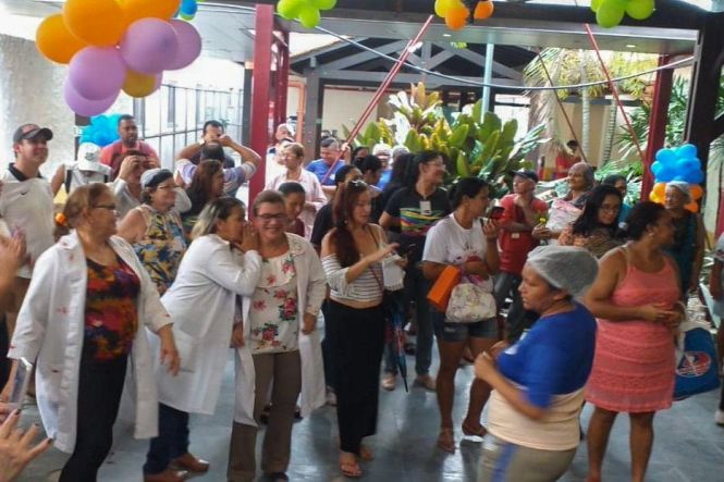 Café da manhã, massagem, práticas integrativas e muita música surpreenderam e alegraram os pacientes que aguardavam consultas no ambulatório do Hospital Ophir Loyola, em Belém, na manhã desta quarta-feira (15). 

FOTO: ASCOM / OPHIR LOYOLA
DATA: 16.05.2019
BELÉM -PARÁ <div class='credito_fotos'>Foto:  Ascom / Ophir Loyola   |   <a href='/midias/2019/originais/a936cb5e-e0cb-449f-b4c2-543f0f47cedd.jpg' download><i class='fa-solid fa-download'></i> Download</a></div>