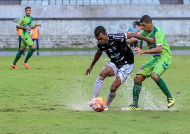 Mais de 10 mil pessoas fizeram a festa no primeiro jogo da final do Campeonato Paraense de 2019, o “Banparazão”. Mesmo com a chuva, a partida entre as equipes do Independente e do Clube do Remo foi um belo espetáculo para todos que compareceram ao Estádio Olímpico do Pará, o Mangueirão, neste domingo (14). O Galo Elétrico levou a melhor com o placar de 1 a 0.

FOTO: RICARDO AMANAJÁS / AGÊNCIA PARÁ
DATA: 15.04.2019
BELÉM - PARÁ <div class='credito_fotos'>Foto: Ricardo Amanajás / Ag. Pará   |   <a href='/midias/2019/originais/a966c6e8-f005-4126-a63f-1d09a867ef6e.jpg' download><i class='fa-solid fa-download'></i> Download</a></div>
