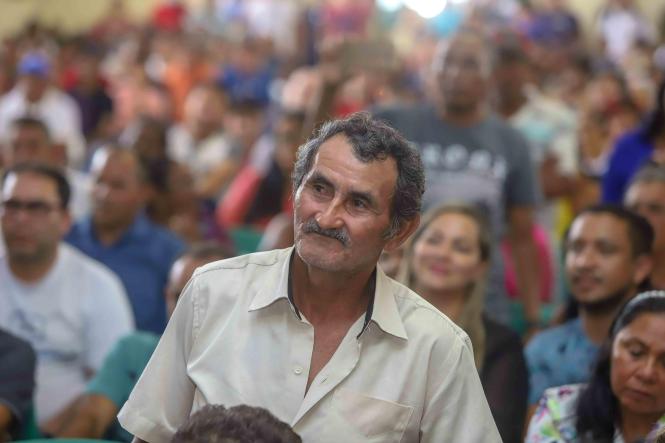 O governador do Pará, Helder Barbalho, e o vice-governador, Lúcio Vale, entregaram, no final da manhã deste sábado (16), 261 títulos de terra para produtores rurais de 18 municípios da região nordeste do Estado, reunidos na cidade de Moju. A solenidade ocorreu no Auditório Municipal Lourival Cristo, no Centro, na presença da prefeita Nilma Lima, vereadores, secretários de Estado, deputados estaduais, federais, e da população mojuense. 

FOTO: MARCO SANTOA / AGÊNCIA PARÁ
DATA: 16.03.2019
MOJU - PA <div class='credito_fotos'>Foto: Marco Santos / Ag. Pará   |   <a href='/midias/2019/originais/a9736cd2-11fb-47da-a92a-08c01d65905c.jpg' download><i class='fa-solid fa-download'></i> Download</a></div>