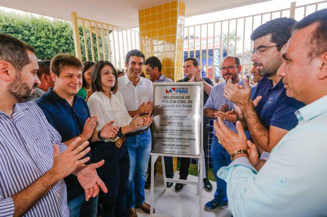 O governador do Estado, Helder Barbalho, e o vice, Lúcio Vale, inauguraram, na manhã deste sábado (25), no município de Oeiras do Pará, na região do Baixo Tocantins, a nova delegacia de Polícia Civil do município. Com investimentos de mais de R$ 1,4 milhão, a estrutura foi construída e aparelhada pelo governo e vai substituir um prédio antigo, datado de 1940.

FOTO: MARCELO SEABRA / AGÊNCIA PARÁ
DATA: 25.05.2019
OEIRAS - PARÁ <div class='credito_fotos'>Foto: Marcelo Seabra / Ag. Pará   |   <a href='/midias/2019/originais/a99e8880-3e97-44a4-b02a-f27b1b17b669.jpg' download><i class='fa-solid fa-download'></i> Download</a></div>