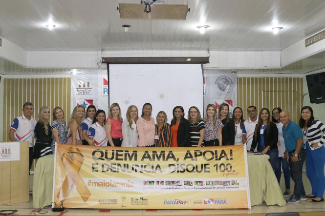 Um Seminário realizado na Fundação Santa Casa do Pará com as equipes da ParáPaz e também do hospital discutiu, na quarta-feira (15), sobre o trabalho integrado entre as instutições para o atendimento às vítimas de violência sexual.

FOTO: ASCOM / SANTA CASA
DATA: 16.05.2019
BELÉM - PARÁ <div class='credito_fotos'>Foto: Ascom Santa Casa   |   <a href='/midias/2019/originais/a9a8fa74-0ee0-46e8-9259-8fab281eddde.jpg' download><i class='fa-solid fa-download'></i> Download</a></div>