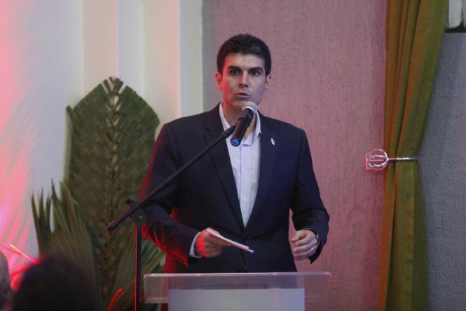 Depois de receber o Título Honorífico de Cidadão do Pará, concedido pelo Poder Legislativo, o General do Exército, Paulo Sérgio Nogueira de Oliveira, Comandante Militar do Norte (CMN) esteve, nesta segunda-feira (15), com o governador Helder Barbalho em um jantar alusivo ao Dia do Exército Brasileiro, realizado na sede do CMN, em Belém. 

FOTO: MARCELO SEABRA / AGÊNCIA PARÁ
DATA: 16.04.2019
BELÉM - PARÁ <div class='credito_fotos'>Foto: Marcelo Seabra / Ag. Pará   |   <a href='/midias/2019/originais/a9c2f63e-3635-4042-9c63-87ddfcc44abe.jpg' download><i class='fa-solid fa-download'></i> Download</a></div>