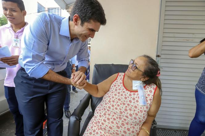 O governador do Estado e a primeira dama, Helder e Daniela Barbalho, consideraram inadequada e grave a situação estrutural e de atendimento do Hospital Ophir Loyola, durante visita na manhã desta terça-feira (12). A unidade de saúde é um centro de alta complexidade em oncologia no Pará e referência em neurocirurgia, nefrologia e transplantes. O hospital que realiza uma média de 3.500 atendimentos e de 325 internações mensais. Segundo Helder, que fez questão de estar presente para observar, ouvir e saber da realidade dos serviços de saúde para aqueles que necessitam do tratamento de combate ao câncer junto com seus familiares, a situação é dramática e inaceitável.

FOTO: MARCO SANTOS / AG. PARÁ
DATA: 12.02.2019
BELÉM - PARÁ <div class='credito_fotos'>Foto: Marco Santos / Ag. Pará   |   <a href='/midias/2019/originais/a9de16f9-c4f3-48aa-9240-7375a4a6c626.jpg' download><i class='fa-solid fa-download'></i> Download</a></div>