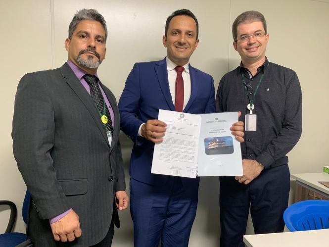 Levar serviços de cidadania, saúde e segurança pública a moradores das margens dos rios paraenses foi pauta do encontro entre representantes da Secretaria de Estado de Justiça e Direitos Humanos (Sejudh) e da reitoria da Universidade Federal do Oeste do Pará (Ufopa), na quarta-feira (20), em Santarém.

FOTO: ASCOM / SEJUDH
DATA: 22.03.2019
SANTARÉM - PARÁ <div class='credito_fotos'>Foto: ASCOM SEJUDH   |   <a href='/midias/2019/originais/a9fc82c9-d7b2-449d-810d-1a01c815c113.jpg' download><i class='fa-solid fa-download'></i> Download</a></div>