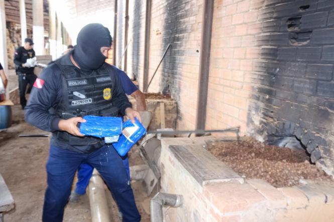 A Polícia Civil do Pará incinerou, na manhã desta segunda-feira (11), cerca de uma tonelada de drogas, dentre elas maconha, cocaína e derivados. A incineração foi realizada em uma indústria de cerâmica, localizada em Marituba, região metropolitana de Belém, após autorização judicial. Segundo o delegado Augusto Potiguar, diretor da Divisão Estadual de Narcóticos (Danarc), a maior parte das drogas foi apreendida no início deste ano e outra parte no primeiro semestre do ano passado, como resultado de operações policiais de combate ao tráfico de drogas. A incineração contou com as presenças de representantes do Ministério Público do Estado e Vigilância Sanitária.

FOTO: ASCOM / POLÍCIA CIVIL
DATA: 11.03.2019
BELÉM - PA <div class='credito_fotos'>Foto: Ascom / Polícia Civil   |   <a href='/midias/2019/originais/aa1958cb-e4fe-4be9-9027-0e7dabf3f4ce.jpg' download><i class='fa-solid fa-download'></i> Download</a></div>