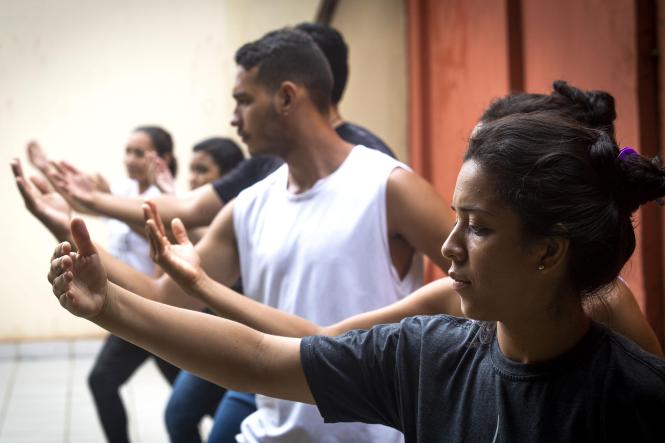 Benefícios para o corpo e mente, prática de exercícios moderados e a oportunidade de contato direto com a cultura oriental. Esta é a proposta das aulas de Tai Chi Chuan, ofertadas como atividade complementar do Instituto Confúcio, instituição ligada à Universidade do Estado do Pará (Uepa) em parceria com a Universidade Normal de Shandong, na China. As aulas são gratuitas, abertas ao público de qualquer idade e ocorrem todas as sextas-feiras, de 9h às 12h, na sede do Instituto, localizado no bairro do Umarizal, em Belém. 

FOTO: NAILANA THIELY / ASCOM UEPA
DATA: 22.03.2019
BELÉM-PARÁ <div class='credito_fotos'>Foto: Nailana Thiely / Ascom Uepa   |   <a href='/midias/2019/originais/aa3f82d4-1614-4110-b4a9-058f4e88cde7.jpg' download><i class='fa-solid fa-download'></i> Download</a></div>