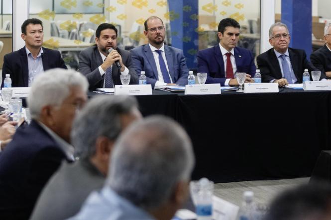 O Governo do Pará vai revisar as concessões de incentivos fiscais a empresas que já operam no Estado, para saber de que maneira esses benefícios estão impactando diretamente na geração de emprego e renda para a população paraense. Além disso, o Executivo deve enviar à Assembleia Legislativa, nos próximos dias, Projeto de Lei que moderniza as leis tributárias. As ações, anunciadas pelo governador Helder Barbalho na manhã desta segunda-feira (18), durante reunião com os representantes dos órgãos que compõem o sistema "S", na sede do Serviço Brasileiro de Apoio às Micro e Pequenas Empresas (Sebrae), representam as medidas que o Pará está adotando para favorecer o ambiente de negócios no Estado.  

 FOTO: MARCELO SEABRA / AGÊNCIA PARÁ
DATA: 18.03.2019
BELÉM - PA <div class='credito_fotos'>Foto: Marcelo Seabra / Ag. Pará   |   <a href='/midias/2019/originais/aa804d26-370e-4216-b66e-7deb1912ed64.jpg' download><i class='fa-solid fa-download'></i> Download</a></div>