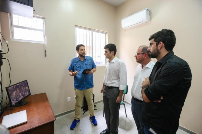 O Governo do Estado, por meio da Secretaria de Estado de Educação (Seduc), entregou mais uma escola totalmente reformada e ampliada para melhor comodidade de professores e alunos. Com mais de 1 mil alunos matriculados nos três turnos, a Escola Estadual de Ensino Fundamental e Médio Jarbas Passarinho, em Belém, iniciou o ano letivo com a entrega da obra de reforma e ampliação de todo o complexo da instituição. A reinauguração do espaço aconteceu na manhã de hoje, 21, com a presença do governador Helder Barbalho, do vice-governador Lúcio Vale, da secretária de educação, professora Leila Freire e de diversas autoridades.

FOTO: WAGNER SANTANA AGÊNCIA / PARÁ
DATA: 21.02.2019
BELÉM - PA <div class='credito_fotos'>Foto: Wagner Santana / Ag. Pará   |   <a href='/midias/2019/originais/aa8d681b-ab22-4a7f-9d27-5db73b862e94.jpg' download><i class='fa-solid fa-download'></i> Download</a></div>