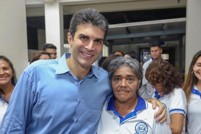O governador Helder Barbalho inaugurou, na noite desta sexta-feira (15), na comunidade do Acarajozinho, em Bragança, Nordeste paraense, a Escola Estadual de Ensino Fundamental e Médio Domingas da Costa Sousa, um sonho antigo da comunidade, que tem cerca de quatro mil habitantes. Antes, a escola funcionava em condições precárias, em um prédio fundado há cerca de 35 anos, o qual já não conseguia mais abrigar as diversas atividades do colégio, divididas, então, também, pelo espaço de um pequeno centro comunitário. Os investimentos foram de cerca de R$ 5 milhões, oriundos do convênio celebrado entre o Governo do Estado e o Banco Interamericano de Desenvolvimento (BID). A escola vai atender cerca de 600 estudantes dos ensinos Fundamental, Médio e a modalidade de Educação de Jovens e Adultos (EJA).  

FOTO: MARCO SANTOS /AGÊNCIA PARÁ
DATA: 16.02.2019
BRAGANÇA / PA <div class='credito_fotos'>Foto: Marco Santos / Ag. Pará   |   <a href='/midias/2019/originais/aa8ffbaf-0e8a-4af5-92f5-b1cf81f2a7ef.jpg' download><i class='fa-solid fa-download'></i> Download</a></div>