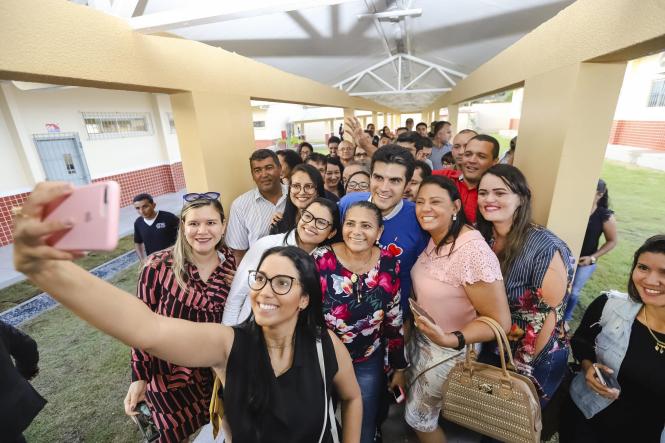 Educação foi a área priorizada em Redenção, no sul do Pará, pela agenda do programa Governo por Todo o Pará, iniciativa de descentralização da gestão estadual que leva para diferentes regiões do Estado, obras e serviços e dá voz às populações locais. A comitiva estadual chegou à cidade no fim da tarde da sexta-feira (5), depois de cumprir agenda em Marabá, Conceição do Araguaia e Bannach.

FOTO: MARCO SANTOS / AGÊNCIA PARÁ
DATA: 06.04.2019
REDENÇÃO - PA <div class='credito_fotos'>Foto: Marco Santos / Ag. Pará   |   <a href='/midias/2019/originais/aa974174-a7a2-4a1a-8447-450a7e0a174b.jpg' download><i class='fa-solid fa-download'></i> Download</a></div>