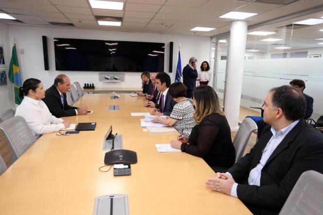 O aprimoramento da educação no Pará é a principal pauta da agenda que o governador Helder Barbalho cumpre, em Brasília, na tarde desta segunda-feira (4). Para discutir o Programa de Desenvolvimento da Educação nos municípios, Helder está reunido com o presidente do Fundo Nacional de Desenvolvimento da Educação (FNDE), Fábio de Barros Filho, na sede do Ministério da Educação. Junto com o governador, participa do encontro a secretária de Estado de Educação, Leila Carvalho Freire.

FOTO: ED FERREIRA / DIVULGAÇÃO
DATA: 04.02.2019
BRASÍLIA - DF <div class='credito_fotos'>Foto: ED FERREIRA / DIVULGAÇÃO   |   <a href='/midias/2019/originais/ab025aa5-2d75-4abd-98fa-f3c0deb42a63.jpg' download><i class='fa-solid fa-download'></i> Download</a></div>