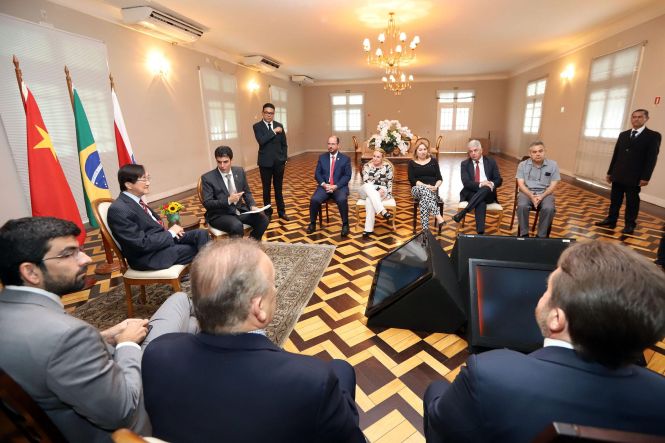 O governador do Estado, Helder Barbalho, e o vice, Lúcio Vale, receberam o presidente da Câmara de Comércio e Indústria Brasil-China, Charles Tang no início da tarde desta segunda-feira (22), no Palácio do Governo, em Belém. O representante chinês apresentou ao chefe do Executivo estadual as oportunidades de investimentos que o país pode fazer no Pará, em áreas como infraestrutura, saneamento básico e mineração.

FOTO: MARCO SANTOS / AGÊNCIA PARÁ
DATA: 22.04.2019
BELÉM - PARÁ <div class='credito_fotos'>Foto: Marco Santos / Ag. Pará   |   <a href='/midias/2019/originais/ab18c7fb-9493-42dc-a799-b4c4dc39779b.jpg' download><i class='fa-solid fa-download'></i> Download</a></div>