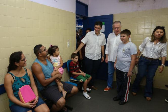 O governador Helder Barbalho e o secretário de Estado de Saúde, Alberto Beltrame, participaram do Dia D de Mobilização da Campanha de Vacinação contra a Gripe, que acontece neste sábado (4), até às 17h, em todas as unidades de saúde dos 144 municípios do Pará.

FOTO: WAGNER SANTANA / AG. PARÁ
DATA: 04.05.2019
BELÉM - PARÁ <div class='credito_fotos'>Foto: Wagner Santana / Ag. Pará   |   <a href='/midias/2019/originais/ab395976-b748-411c-8d9f-0ee4530afad7.jpg' download><i class='fa-solid fa-download'></i> Download</a></div>