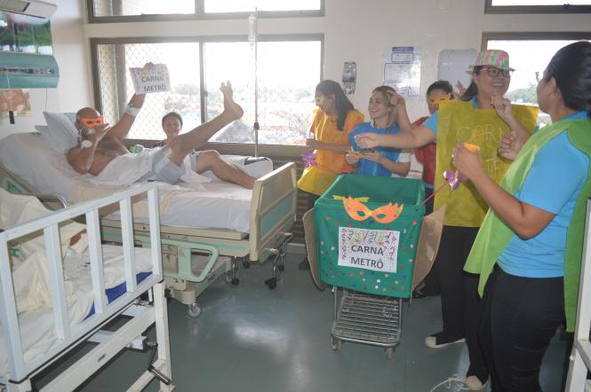 	Carna Metrô anima pacientes internados no Hospital Metropolitano.

FOTO: ASCOM / DIVULGAÇÃO
DATA: 04.03.2019
BELÉM - PARÁ <div class='credito_fotos'>Foto: ASCOM / HMIB   |   <a href='/midias/2019/originais/ab4636d7-4152-47ef-853f-a7c49ffc5bf7.jpg' download><i class='fa-solid fa-download'></i> Download</a></div>