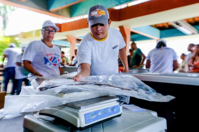 Com o objetivo de incentivar o consumo do pescado e não deixar faltar o alimento no período onde católicos não ingerem carne vermelha, começou nesta quarta-feira (17), a Feira do Pescado 2019, promovida pela Secretaria Estadual de Desenvolvimento Agropecuário e da Pesca (Sedap). O evento acontece, simultâneamente, em oito pontos da região metropolitana (sendo seis em Belém, um em Ananindeua e outro em Marituba) e em outros 47 municípios do interior paraense, em parceria com as respectivas prefeituras.

FOTO: MAYCON NUNES / AGÊNCIA PARÁ
DATA: 17.04.2019
BELÉM - PARÁ <div class='credito_fotos'>Foto: Maycon Nunes / Ag. Pará   |   <a href='/midias/2019/originais/abc0a47c-6940-4441-a081-9a136ced29ea.jpg' download><i class='fa-solid fa-download'></i> Download</a></div>