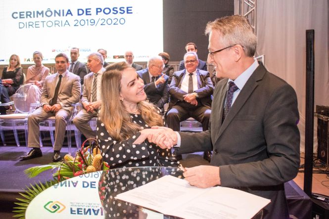 Empenho e esforço conjunto para facilitar e desburocratizar cada vez mais a atividade empreendedora no Estado do Pará rumo à total retomada da confiança na Economia. Esse foi o compromisso anunciado pela presidente da Junta Comercial do Estado do Pará (Jucepa), Cilene Sabino, em seu discurso de posse como presidente da Federação Nacional das Juntas Comerciais (Fenaju), em solenidade na noite desta quinta-feira (16). Além dela, foram empossados os vice-presidentes das demais regiões, secretário geral e conselho fiscal.

Fenaju - Cerimônia de posse da diretoria 2019-2020 - 

FOTO: Fernando Sette / Divulgação
DATA: 17.05.2019
BELÉM - PARÁ <div class='credito_fotos'>Foto: Fernando Sette / Divulgação   |   <a href='/midias/2019/originais/abc7d8af-f4f9-41e5-badc-38bf7c6a3eb5.jpg' download><i class='fa-solid fa-download'></i> Download</a></div>