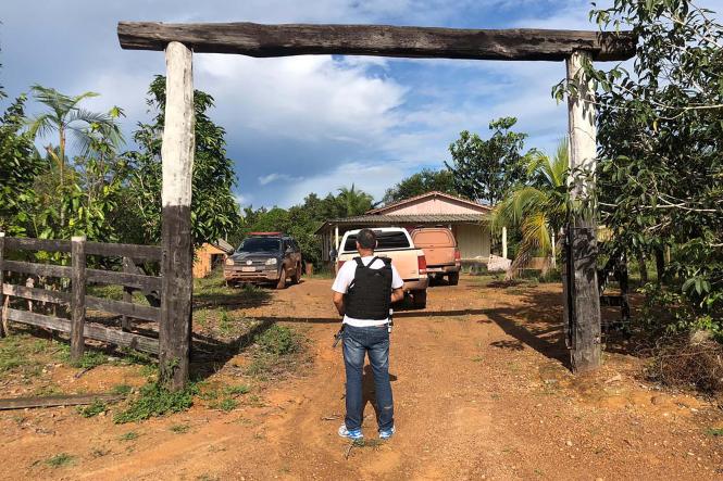 A Polícia Civil do Pará prendeu nesta terça-feira (26), em cumprimento a mandado de prisão temporária, o fazendeiro Fernando Ferreira Rosa Filho, 43 anos, identificado por uma força-tarefa policial como mandante de seis homicídios ocorridos na zona rural do município de Baião, no nordeste paraense. Fernando Filho é dono da fazenda onde três funcionários foram mortos – o casal de caseiros e um tratorista - e tiveram os corpos queimados. A fazenda fica a 14 quilômetros do assentamento Salvador Allende, onde foram mortos o maranhense Claudionor Amaro Costa da Silva, 43 anos; sua esposa, Dilma Ferreira Silva, 45 anos, e Milton Lopes, 38 anos, no início da madrugada do último dia 22.

FOTO: ASCOM / POLÍCIA CIVIL
DATA: 26.03.2019
BAIÃO - PARÁ <div class='credito_fotos'>Foto: Ascom / Polícia Civil   |   <a href='/midias/2019/originais/abfb4a2a-6f61-4444-95da-e9d7d98609d7.jpg' download><i class='fa-solid fa-download'></i> Download</a></div>