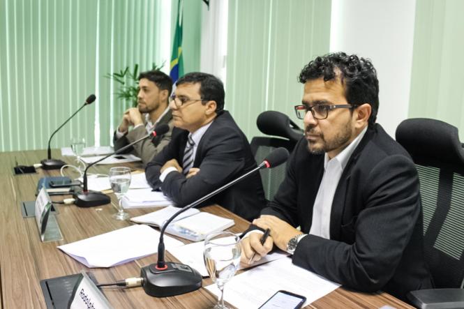 A edição extra do Diário Oficial do Estado, desta sexta-feira (12), publica a Resolução nº 146, de 11 de Abril de 2019 do Conselho Estadual de Meio Ambiente (Coema). O texto dispõe sobre o licenciamento emergencial em ações de restabelecimento de serviços essenciais em casos de calamidade pública e situação de emergência. As ações, que envolvem obras de infraestrutura e civis, para a recuperação de direitos básicos dos paraenses, facilitarão o andamento das obras emergenciais necessárias após o desabamento da ponte do rio Moju.

FOTO: ASCOM / SEMAS
DATA: 12.04.2019
BELÉM - PA <div class='credito_fotos'>Foto: ASCOM / SEMAS   |   <a href='/midias/2019/originais/ac0551b7-de9f-4aba-a9de-d1340a4a753b.jpg' download><i class='fa-solid fa-download'></i> Download</a></div>