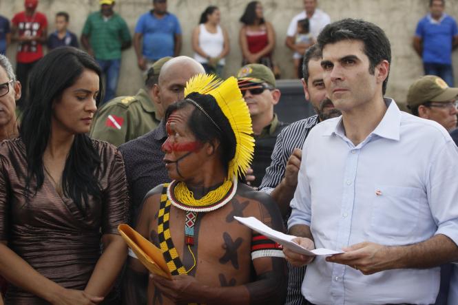 Menor município do Estado em contingente populacional (são pouco mais de 3,3 mil habitantes segundo estimativa do IBGE), Bannach, na região sul do Pará, recebeu, na tarde desta sexta-feira (05), a visita do governador Helder Barbalho, que já havia estado na cidade na condição de ministro da Integração Nacional. E, agora, como chefe do Executivo estadual, voltou para inaugurar uma Unidade Integrada de Polícia e anunciar novos investimentos, como a liberação de cinco quilômetros de asfalto para a sede do município, a futura inauguração de uma agência do Banco do Estado do Pará (Banpará) e um convênio para a construção de algumas pontes localizadas nas vicinais do município.

FOTO: MARCELO SEABRA / AGÊNCIA PARÁ
DATA: 05.04.2019
BELÉM - PA <div class='credito_fotos'>Foto: Marcelo Seabra / Ag. Pará   |   <a href='/midias/2019/originais/ac31d31a-c9c8-4d40-887b-2d5bbb5530a2.jpg' download><i class='fa-solid fa-download'></i> Download</a></div>