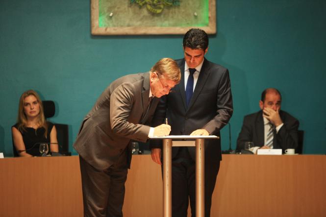 Na primeira manhã de trabalho do Governador Helder Barbalho, nesta quarta-feira (02), foi assinado ofício enviado ao Ministro da Justiça e Segurança Pública, Sérgio Fernando Moro, solicitando o emprego de 500 agentes da Força Nacional de Segurança Pública para imediato reforço do efetivo local e preservação da ordem pública. Helder ainda deu posse aos secretários, presidentes de instituições e diretores que fazem parte de sua equipe. Logo no inicio da manhã Helder Barbalho visitou as tropas da ação integrada da Secretaria de Estado de Segurança Pública (Segup) que leva o reforço da segurança para os bairros de Belém envolvendo cerca de 400 agentes. Durante a posse dos novos secretários (foto) o governador Helder Barbalho ressaltou a absoluta confiança nos nomeados cujas escolhas foram pautadas fundamentalmente por critérios técnicos e de acordo com a qualificação profissional de cada um deles. Para ele os critérios de escolha utilizados “permitirão um novo patamar de gestão ao Estado e que possamos o quanto antes fazer chegar à sociedade paraense as mudanças desejadas e reivindicadas por cada cidadão deste Estado”, comentou.

FOTO: CRISTINO MARTINS / AG. PARÁ
DATA: 02.01.2019
BELÉM - PARÁ <div class='credito_fotos'>Foto: Cristino Martins/Ag. Pará   |   <a href='/midias/2019/originais/ac6cbeaf-9e45-425e-b68c-6a56a650dba3.jpg' download><i class='fa-solid fa-download'></i> Download</a></div>