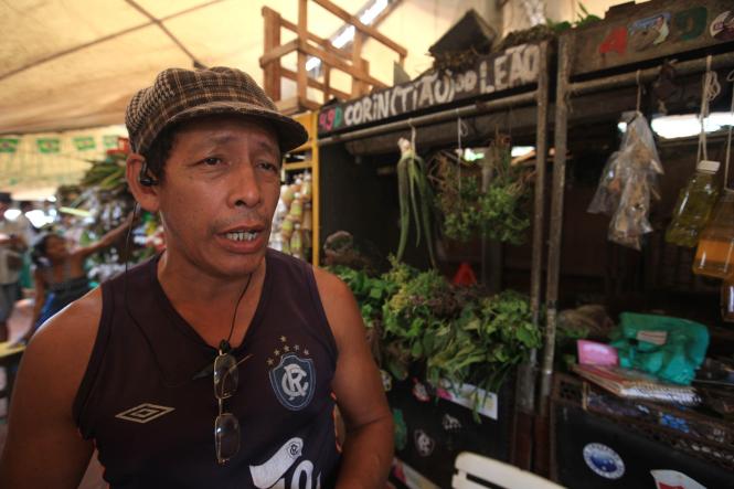 O maior movimento popular do Pará, a Cabanagem, é tema de uma programação alusiva ao aniversário de Belém, comemorado neste sábado, 12 de janeiro. O objetivo da programação “Belém Cabana”, realizada pelo Governo do Estado por meio da Secretaria de Estado de Cultura (Secult), é promover, na data que marca os 403 anos da capital, a valorização da memória e da história do povo paraense. Na foto, o feirante Sebastião Teles.

FOTO: SIDNEY OLIVEIRA / AG. PARÁ
DATA: 12.01.2019
BELÉM - PARÁ <div class='credito_fotos'>Foto: Sidney Oliveira/Ag. Pará   |   <a href='/midias/2019/originais/ac881ab9-559f-4a8b-9676-11db3e28391a.jpg' download><i class='fa-solid fa-download'></i> Download</a></div>