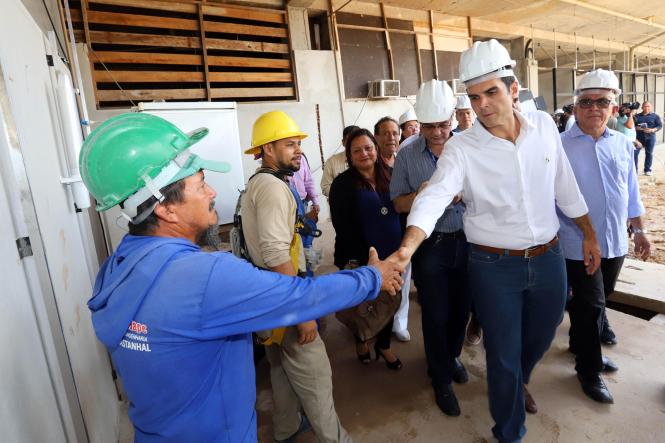 O governador Helder Barbalho vistoriou, nesta sexta-feira (25), as obras do Hospital Regional de Castanhal (HRC), e constatou que já foram investidos R$ 122 milhões em 60% da obra, mas que ainda faltam mais R$ 54 milhões para sua conclusão. Além disso, não foi comprado nenhum equipamento nem incluída previsão orçamentária para essa aquisição, que exigirá um investimento aproximado de R$ 50 milhões.

FOTO: MARCO SANTOS
DATA: 25.01.2019
CASTANHAL - PARÁ <div class='credito_fotos'>Foto: MARCO SANTOS   |   <a href='/midias/2019/originais/ac9a8008-1a03-4f44-bd3c-db5436271e9c.jpg' download><i class='fa-solid fa-download'></i> Download</a></div>