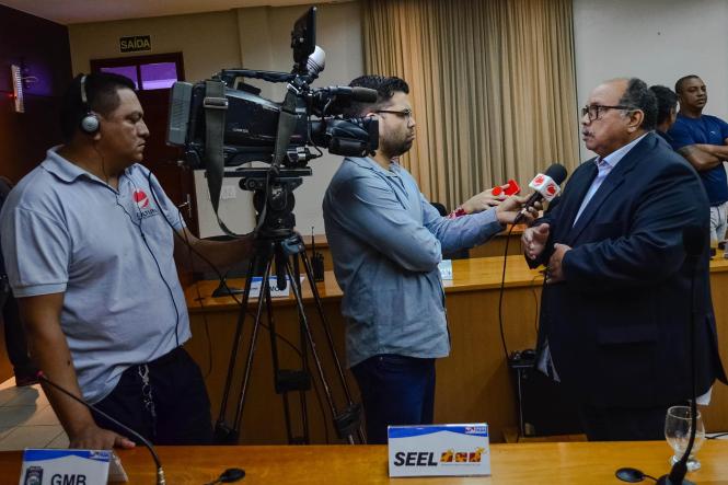 Dando continuidade com as ações do plano de segurança para eventos desportivos no Mangueirão, o Grupo de Trabalho, composto por órgãos da segurança pública integrados, Secretaria de Estado de Esporte e Lazer (Seel), Ministério Público do Estado, Federação Paraense de Futebol, Tribunal de Justiça Desportiva do Pará e representantes dos clubes de futebol, realizou nova reunião, nesta sexta-feira (5), para discutir mudanças na partida entre Remo e Bragantino, pelo Campeonato Paraense de Futebol, marcada para o próximo domingo (7).

FOTO: ASCOM / SEGUP
DATA: 05.04.2019
BELÉM - PA <div class='credito_fotos'>Foto: Elielson Modesto / Ascom Segup   |   <a href='/midias/2019/originais/ac9bfe33-2783-4fb9-b8da-6815f526ebc2.jpg' download><i class='fa-solid fa-download'></i> Download</a></div>