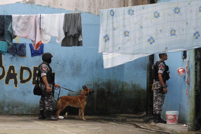 O balanço final das revistas realizadas em 19 casas penais do Estado, durante a segunda-feira (14), aponta a apreensão de 79 celulares, 115 armas brancas, uma arma de fogo, 66 garrafas de bebidas alcoólicas e dois rádios de comunicação, além de drogas. A ação fez parte da Operação Opus, realizada pela Superintendência do Sistema Penitenciário do Estado (Susipe), com apoio da Polícia Militar, que destacou mais de 300 homens para as ações e, só para Marituba e Santa Izabel, 128 policiais. As revistas foram simultâneas em todas as casas penais atendidas com as ações.

FOTO: AKIRA ONUMA/SUSIPE
DATA: 15.01.2019
BELÁM - PARÁ <div class='credito_fotos'>Foto: Akira Onuma / Ascom Susipe   |   <a href='/midias/2019/originais/acb6de69-b26e-4159-b5f0-f77aaa40cc76.jpg' download><i class='fa-solid fa-download'></i> Download</a></div>