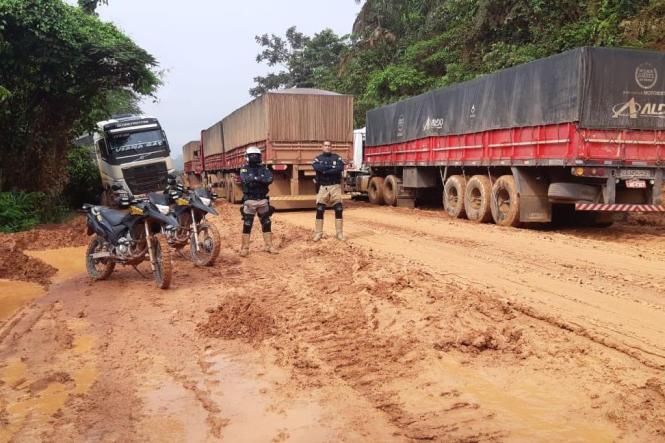 Por conta das fortes chuvas, o trecho da BR-163, entre os municípios de Morais de Almeida e novo Progresso, está congestionado e teve que ser parcialmente bloqueado pelo DNIT, proibindo a passagem de novas carretas, com o intuito de garantir a segurança no local. O congestionamento tem aproximadamente 80km de extensão, dos caminhões que vem no sentido Pará Mato Grosso

FOTO: DIVULGAÇÃO
DATA: 06.03.2019
NOVO PROGRESSO - PA <div class='credito_fotos'>Foto: Divulgação   |   <a href='/midias/2019/originais/ace484bc-5d92-4267-96b1-7019e62da41b.jpg' download><i class='fa-solid fa-download'></i> Download</a></div>