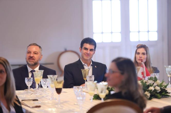 Possíveis parcerias entre os governos do Pará e do Canadá, sobretudo na área de logística, foram tratadas pelo governador Helder Barbalho com o embaixador canadense, Riccardo Savonne, no início da tarde desta segunda-feira (15), no Palácio do Governo, em Belém. Em visita oficial ao Pará, o embaixador foi recebido pelo governador, acompanhado da primeira-dama, Daniela Barbalho; do vice-governador, Lúcio Vale, e sua esposa, Andrea Vale.

FOTO: MARCO SANTOS / AGÊNCIA PARÁ
DATA: 15.04.2019
BELÉM - PA <div class='credito_fotos'>Foto: Marco Santos / Ag. Pará   |   <a href='/midias/2019/originais/acedb4d8-503e-4317-b575-04f960720abd.jpg' download><i class='fa-solid fa-download'></i> Download</a></div>