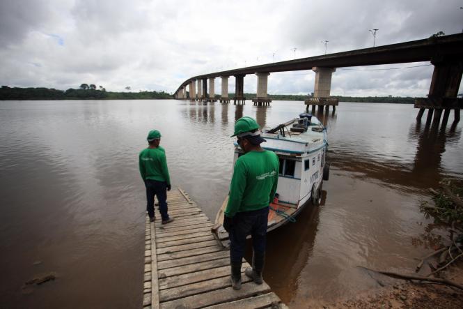 A Secretaria de Estado de Transportes (Setran) iniciou, nesta quarta-feira (6), a manutenção preventiva da ponte Rio Guamá, situada na Alça Viária (PA-483). A estrutura é a última do complexo de quatro de pontes no sentido Moju-Belém, capital do estado do Pará.

FOTO: MAYCON NUNES / AG. PARÁ
DATA: 06.02.2019
MOJU - PARÁ <div class='credito_fotos'>Foto: Maycon Nunes / Ag. Pará   |   <a href='/midias/2019/originais/ad1d429b-31c4-4758-91c3-2457e3381798.jpg' download><i class='fa-solid fa-download'></i> Download</a></div>