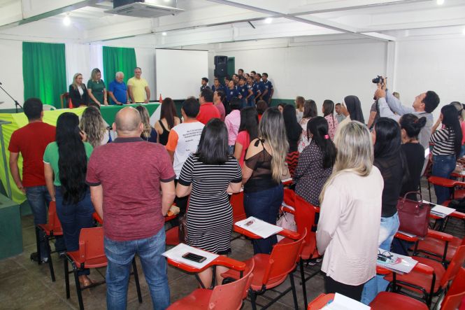 Mais de 80 profissionais de 15 municípios do interior do Estado estiveram reunidos, na última terça-feira (23), no auditório da Universidade Aberta de Bragança, no nordeste do Pará. O evento promoveu o diálogo sobre os desafios e as especificidades na execução do atendimento socioeducativo em meio aberto, de responsabilidade dos municípios. Trata-se do “Encontro Regional da Socioeducação” da Região do Rio Caeté, promovido pelo Governo do Estado, por meio da Fundação de Atendimento Socioeducativo do Pará (Fasepa).

FOTO: ASCOM / FASEPA
DATA: 24.04.2019
BELÉM - PARÁ <div class='credito_fotos'>Foto: ASCOM / FASEPA   |   <a href='/midias/2019/originais/ad347128-0c42-4afc-90cd-a22fd0053719.jpg' download><i class='fa-solid fa-download'></i> Download</a></div>