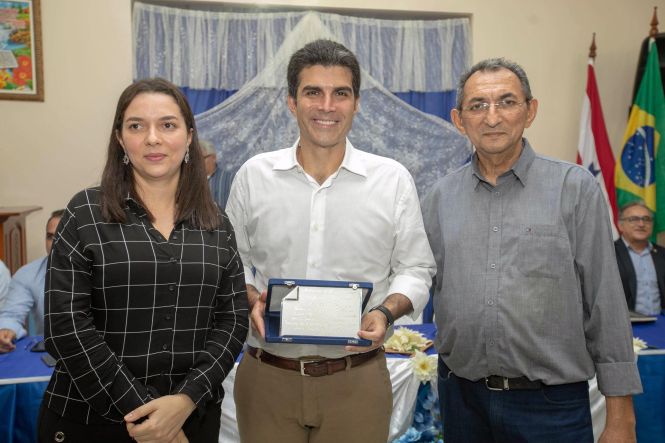 Na manhã desta terça-feira (30), o governador do Estado do Pará, Helder Barbalho, esteve no município de Ponta de Pedras, no Marajó, para participar da programação de aniversário dos 141 anos do município. Durante a visita, foi inaugurada a revitalização e ampliação do Mercado Municipal, foi assinado o convênio para a reforma e ampliação do hospital Municipal que tem o valor total de R$1.247.628,28 e o chefe do poder e executivo e outras autoridades receberam o título de cidadão Ponta Pedrense pelos serviços prestados ao município.

FOTO: MARCO SANTOS / AGÊNCIA PARÁ
DATA: 30.04.2019
PONTA DE PEDRAS - PARÁ <div class='credito_fotos'>Foto: Marco Santos / Ag. Pará   |   <a href='/midias/2019/originais/ad44fce9-5bc7-4c0d-9d17-d94f0be424d0.jpg' download><i class='fa-solid fa-download'></i> Download</a></div>