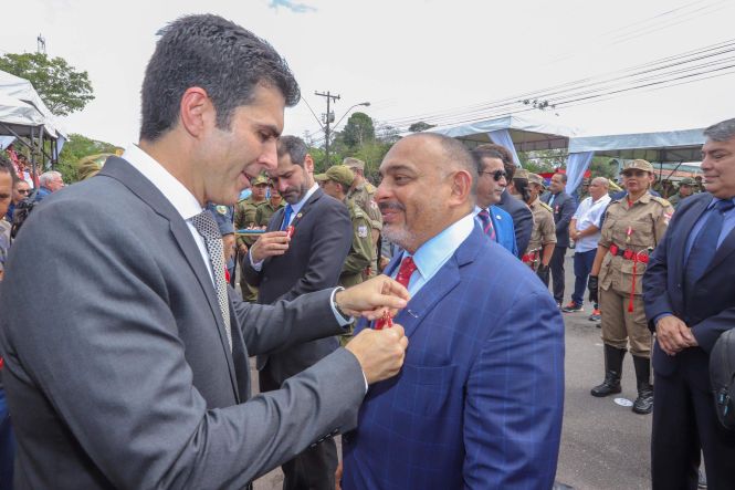 O patrono das Polícias Militares do Brasil, o alferes Joaquim José da Silva Xavier, o Tiradentes, foi homenageado na manhã desta segunda-feira (22), em Belém, em solenidade realizada na sede do Comando-Geral da Polícia Militar, localizado na Rodovia Augusto Montenegro. Presidindo a cerimônia, o governador do Estado, Helder Zaluth Barbalho, parabenizou os 569 policiais militares promovidos em 21 de Abril, e ressaltou os números alcançados nos três primeiros meses do ano, destacando como fator decisivo o esforço dos policiais militares e dos demais órgãos que integram o Sistema de Segurança Pública do Estado.

FOTO: MARCO SANTOS / AGÊNCIA PARÁ
DATA: 22.04.2019
BELÉM - PARÁ <div class='credito_fotos'>Foto: Marco Santos / Ag. Pará   |   <a href='/midias/2019/originais/ad5ac217-55a0-4df4-94eb-3dd57c8e649f.jpg' download><i class='fa-solid fa-download'></i> Download</a></div>