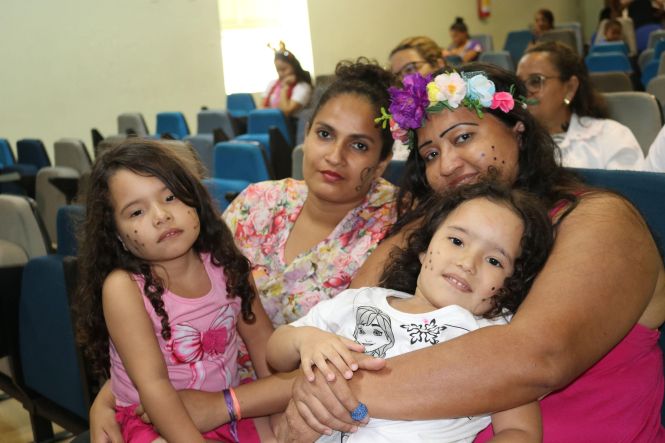 Diversas atividades foram realizadas na Fundação Santa Casa de Misericórdia do Pará, durante essa semana, para celebrar o Dia das Mães. Nesta sexta-feira (10), a programação começou com um café da manhã para servidoras da Fundação e usuários do Sistema Único de Saúde (SUS), que vieram à Instituição, e se estendeu até o final da manhã, com a exibição do filme “O Maior Amor do Mundo” do diretor Garry Marshall, dentro do Cine Casa.

FOTO: ASCOM / SANTA CASA
DATA: 10.05.2019 BELÉM - PARÁ <div class='credito_fotos'>Foto: ASCOM / SANTA CASA   |   <a href='/midias/2019/originais/ad766526-2be4-4eb8-a3cf-e533238c9716.jpg' download><i class='fa-solid fa-download'></i> Download</a></div>