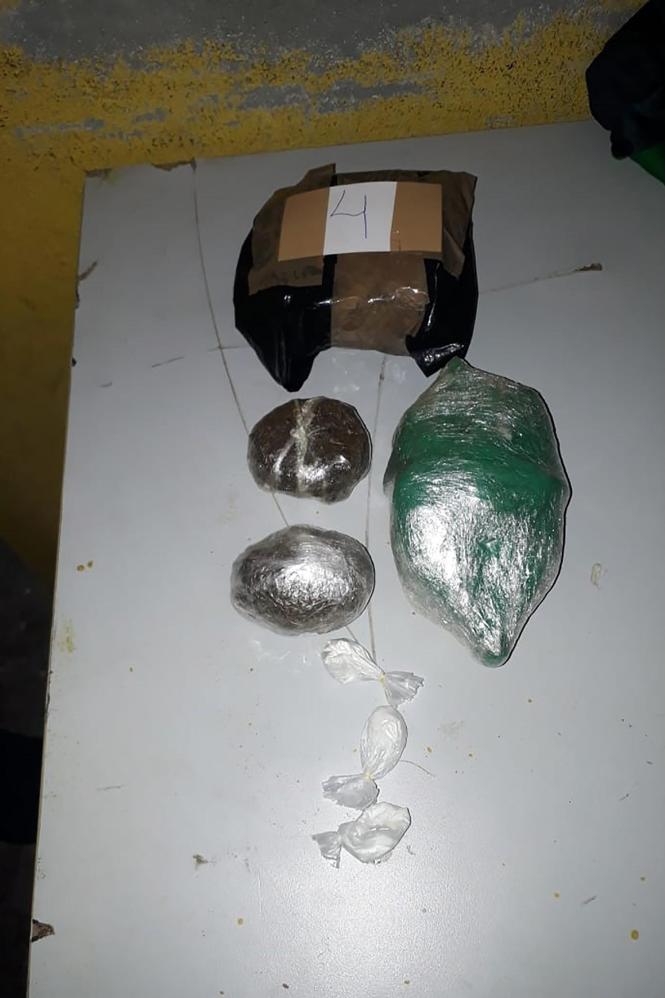 O agente prisional Bruno Rafael Soares do Nascimento foi preso em flagrante, na manhã deste sábado (16), durante a troca de turno na Central de Triagem da Cremação (CT), em Belém. O servidor estava com uma grande quantidade de substâncias entorpecentes. Durante a troca de plantão, todos os agentes prisionais passam por uma revista (um procedimento padrão) quando foi detectada a presença da droga dentro da mochila do agente.

FOTO: ASCOM / SUSIPE
DATA: 16.03.2019
BELÉM - PA <div class='credito_fotos'>Foto: ASCOM / SUSIPE   |   <a href='/midias/2019/originais/ad7838ec-8d68-46ed-964a-4756f60a7209.jpg' download><i class='fa-solid fa-download'></i> Download</a></div>