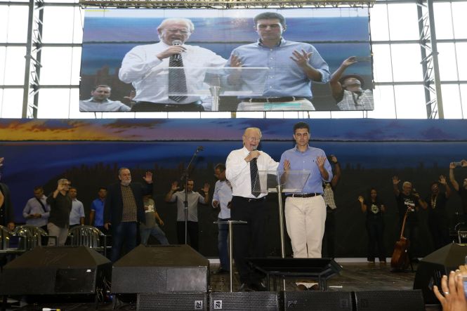 O governador do Pará, Helder Barbalho, passou o feriado do Dia Mundial do Trabalho, nesta quarta-feira (1°), prestigiando eventos de congregações religiosas em Belém. No início da tarde, o chefe do Executivo esteve no Centenário Centro de Convenções “Vale da Bênção”, na Rodovia Augusto Montenegro, onde participou do XXXVIII Congresso Estadual do Grupo Missionário de Homens da Igreja do Evangelho Quadrangular (IEQ). Na ocasião, ele ressaltou a importância da parceria entre poder público e as igrejas na construção de uma sociedade mais justa e igualitária.

FOTO: MARCELO SEABRA / AGÊNCIA PARÁ
DATA: 01.05.2019
BELÉM - PARÁ <div class='credito_fotos'>Foto: Marcelo Seabra / Ag. Pará   |   <a href='/midias/2019/originais/ada1390c-c5aa-4bd0-9610-3c55ab5922ae.jpg' download><i class='fa-solid fa-download'></i> Download</a></div>