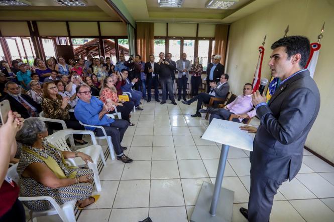 Na manhã desta terça-feira (16), o governador Helder Barbalho esteve na sede da Companhia de Habitação do Pará (Cohab), para participar, junto com o presidente do órgão, José Scaff Filho, das comemorações pelos 54 anos da instituição. Durante a programação foram entregues 54 cheques moradia e realizada a assinatura simbólica de 200 títulos de regularização fundiária.

FOTO: MARCO SANTOS / AGÊNCIA PARÁ
DATA: 16.04.2019
BELÉM - PARÁ <div class='credito_fotos'>Foto: Marco Santos / Ag. Pará   |   <a href='/midias/2019/originais/ada19f99-0a92-44e8-93f3-d53a28864595.jpg' download><i class='fa-solid fa-download'></i> Download</a></div>