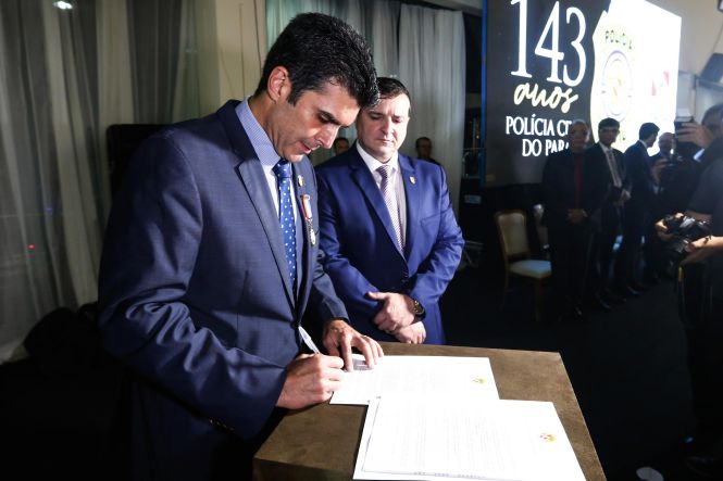 A exemplo do que vai acontecer com a Polícia Militar, que abrirá sete mil novas vagas por concurso público, a Polícia Civil do Pará tambem terá seu concurso para novos servidores ainda este ano. A informação foi dada pelo governador do Estado, Helder Barbalho, na noite desta quarta-feira (24), durante cerimônia que celebrou os 143 anos da Polícia Civil no Estado, cujo aniversário transcorreu no último domingo (21).

FOTO: MARCELO SEABRA / AGÊNCIA PARÁ
DATA: 25.04.2019
BELÉM - PARÁ <div class='credito_fotos'>Foto: Marcelo Seabra / Ag. Pará   |   <a href='/midias/2019/originais/adda4b33-9858-479e-b56e-e944002e0e05.jpg' download><i class='fa-solid fa-download'></i> Download</a></div>