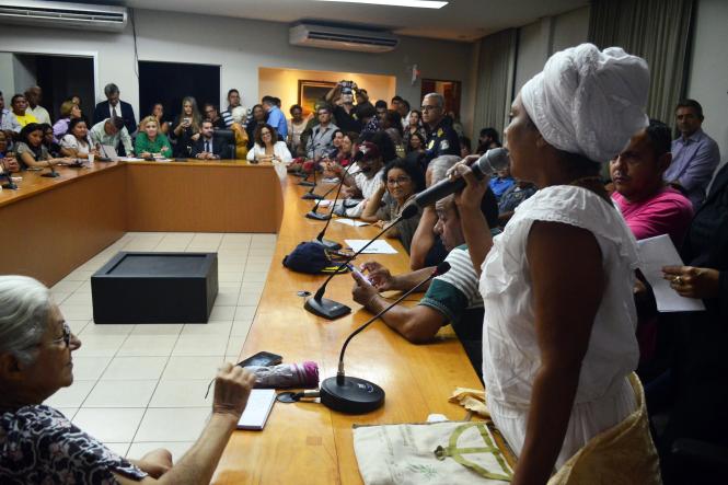 Mais de 150 líderes comunitários e representantes dos Conselhos Comunitários de Segurança Pública (Conseg’s) de Belém, Região Metropolitana e interior do Estado participaram, na tarde desta terça-feira (8), do “I Encontro Comunitário de Segurança 2019”, realizado pela Secretaria de Estado de Segurança Pública e Defesa Social (Segup), por meio da Diretoria de Prevenção Social da Violência e Criminalidade (Diprev). O evento teve como objetivo discutir e avaliar os trabalhos que já vêm sendo feitos pela Secretaria, bem como as novas medidas a serem adotadas, além de abrir o diálogo entre os novos gestores e a comunidade.

FOTO: ELIELSON MODESTO / ASCOM SEGUP
DATA: 09.01.2019
BELÉM - PARÁ <div class='credito_fotos'>Foto: Elielson Modesto / Ascom Segup   |   <a href='/midias/2019/originais/adf9d3f9-aa45-49b5-8717-d3702132de5c.jpg' download><i class='fa-solid fa-download'></i> Download</a></div>