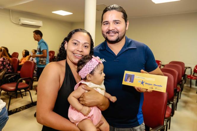 Quinze famílias, vítimas de incêndios em Belém, receberam das mãos do governador Helder Barbalho Cheques Moradia nesta quinta-feira (21). As famílias são oriundas dos bairros do Jurunas, Val-de-Cans, Guamá e Telegrafo. Além das 15 famílias, mais dois idosos, que estão com moradia com risco de desabamento, também receberam o benefício.

FOTO: MARCELO SEABRA / AGÊNCIA PARÁ
DATA: 21.02.2019
BELÉM - PA <div class='credito_fotos'>Foto: Marcelo Seabra / Ag. Pará   |   <a href='/midias/2019/originais/adfb7ac3-ac62-48f0-9345-6f06e0df0bc8.jpg' download><i class='fa-solid fa-download'></i> Download</a></div>