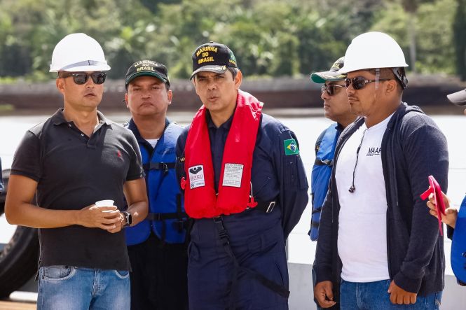 A Marinha do Brasil aprovou, nesta sexta-feira (3), o Plano Técnico apresentado pela  Secretaria de Estado de Transportes  (Setran) para a movimentação dos destroços da ponte Rio Moju e da balsa que colidiu com a estrutura no dia 6 de abril. O projeto cumpre todas as etapas de segurança da área exigidas pela Capitania dos Portos, como o isolamento de cerca de 100 metros da área de navegação, a permanência no local somente dos envolvidos diretamente na operação, a elaboração de plano de contingência para evitar ou atuar em caso vazamento de óleo durante a movimentação dos destroços da balsa, entre outros. 

FOTO: WAGNER SANTANA / AGÊNCIA PARÁ
DATA: 03.05.2019
BELÉM - PARÁ <div class='credito_fotos'>Foto: Wagner Santana / Ag. Pará   |   <a href='/midias/2019/originais/ae13398b-6da0-4508-a04f-b859a3879205.jpg' download><i class='fa-solid fa-download'></i> Download</a></div>
