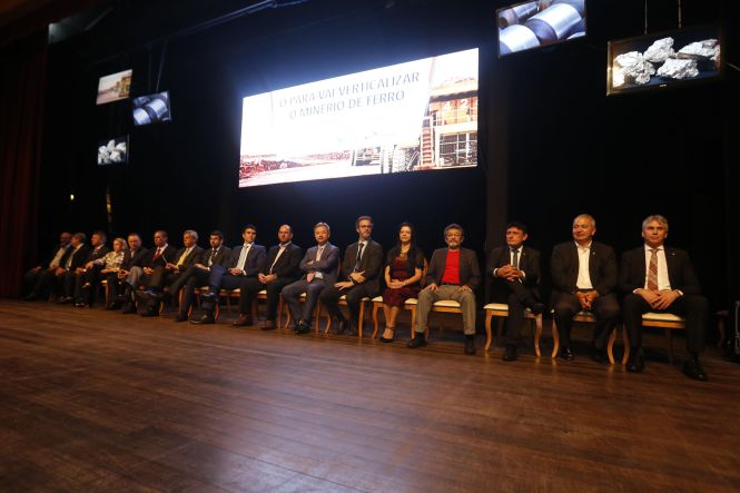 "Estamos abrindo uma janela que permite um horizonte de novos negócios para a atividade da mineração, absolutamente importante para o Estado", afirmou o governador Helder Barbalho, durante a assinatura do protocolo de intenções para implantação da primeira planta de verticalização de minério de ferro do Pará, no município de Marabá (região sudeste), na noite desta quinta-feira (23), no Teatro Maria Sylvia Nunes, na Estação das Docas, em Belém.

FOTO: MARCELO SEABRA / AGÊNCIA PARÁ
DATA: 23.05.2019
BELÉM - PARÁ <div class='credito_fotos'>Foto: Marcelo Seabra / Ag. Pará   |   <a href='/midias/2019/originais/ae4ed0a5-1209-4b67-b72e-5b1ed8af5b48.jpg' download><i class='fa-solid fa-download'></i> Download</a></div>