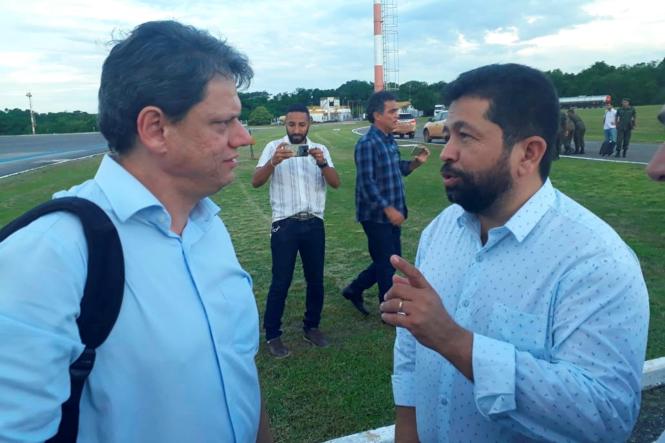 Em visita a Santarém, no oeste do Pará, na sexta-feira (1º), o Ministro da Infraestrutra, Tarcísio Gomes, anunciou que a BR-163, do KM 51 até o Distrito de Miritituba em Itaituba, e os 58 quilômetros de extensão que levam até Santarém, excluindo o trecho da BR-230, será asfaltada. A conclusão da obra deve acontecer até o final deste ano.

FOTO: NAYAN GOMES
DATA: 31.01.2019
SANTARÉM - PARÁ <div class='credito_fotos'>Foto: Divulgação   |   <a href='/midias/2019/originais/ae7cde1e-dd9a-49fd-acf1-2fdb44082bc0.jpg' download><i class='fa-solid fa-download'></i> Download</a></div>