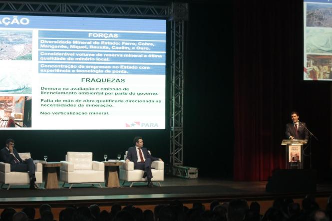 Durante a próxima missão do Programa Governo por Todo o Pará, que percorre Marabá e região entre os dias 2 e 5 de abril, será publicado o decreto permitindo a isenção de ICMS em 17% para a operação de ferro-gusa. A medida, que deve promover a abertura de 7 a 10 mil empregos imediatos, foi anunciada por Helder Barbalho durante o lançamento da 9ª edição do Anuário do Pará, na noite desta segunda-feira, 25, no teatro Maria Sylvia Nunes da Estação das Docas. 

FOTO: RICARDO AMANAJÁS / AGÊNCIA PARÁ
DATA: 26.03.2019
BELÉM - PARÁ <div class='credito_fotos'>Foto: Ricardo Amanajás / Ag. Pará   |   <a href='/midias/2019/originais/aeb34b37-e474-4df5-bd65-c294f516b357.jpg' download><i class='fa-solid fa-download'></i> Download</a></div>