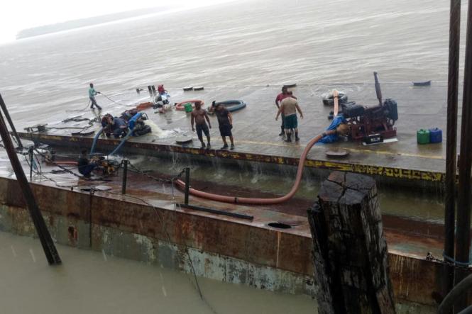 á estão em andamento os serviços de resgate e recuperação do flutuante do Porto de Camará, em Salvaterra, na Ilha do Marajó, que submergiu no último domingo (13). Técnicos da Setran acompanham os trabalhos realizados por equipes da empresa Bannach Navegação, com vistas à normalização dos embarques e desembarques a partir desta quarta-feira (16).

FOTO: ASCOM SETRAN 
DATA: 15.01.2019
BELÉM - PARÁ <div class='credito_fotos'>Foto: ASCOM SETRAN   |   <a href='/midias/2019/originais/aec55cec-27d9-4b0a-9506-c6db0fac02ac.jpg' download><i class='fa-solid fa-download'></i> Download</a></div>