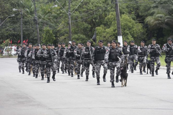 O patrono das Polícias Militares do Brasil, o alferes Joaquim José da Silva Xavier, o Tiradentes, foi homenageado na manhã desta segunda-feira (22), em Belém, em solenidade realizada na sede do Comando-Geral da Polícia Militar, localizado na Rodovia Augusto Montenegro. Presidindo a cerimônia, o governador do Estado, Helder Zaluth Barbalho, parabenizou os 569 policiais militares promovidos em 21 de Abril, e ressaltou os números alcançados nos três primeiros meses do ano, destacando como fator decisivo o esforço dos policiais militares e dos demais órgãos que integram o Sistema de Segurança Pública do Estado.

FOTO: MARCO SANTOS / AGÊNCIA PARÁ
DATA: 22.04.2019
BELÉM - PARÁ <div class='credito_fotos'>Foto: Marco Santos / Ag. Pará   |   <a href='/midias/2019/originais/aed0c405-6537-462b-a8d4-6b112b5c0246.jpg' download><i class='fa-solid fa-download'></i> Download</a></div>